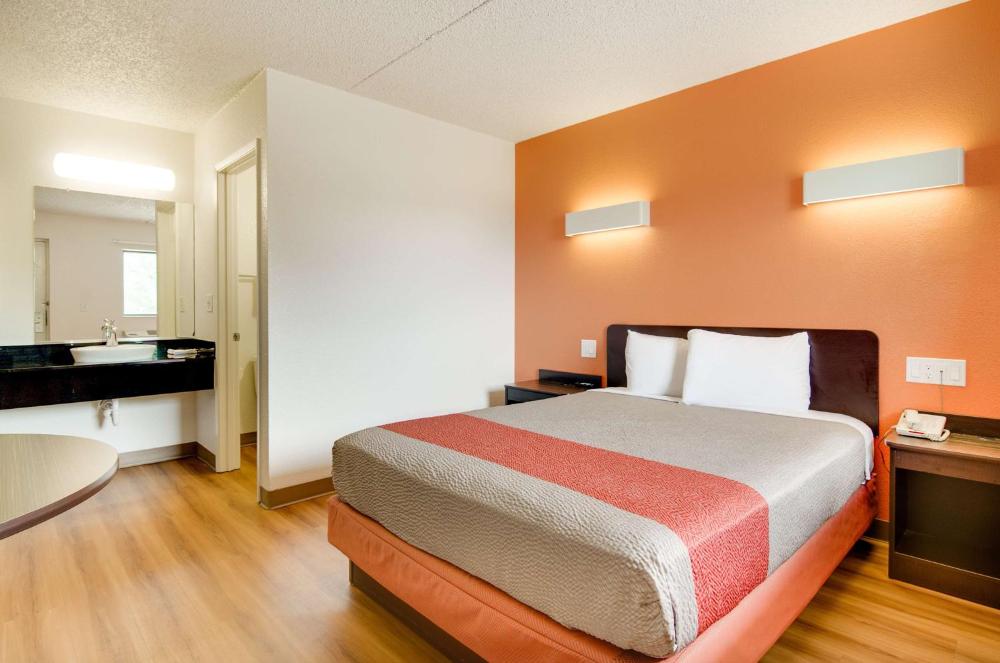 Queen Room - Non-Smoking interior